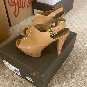 B.Makowsky platform leather open toe shoes 5.5 M natural leather